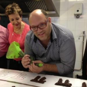 Moshik Roth spuit eerste kosjere chocoladeletters