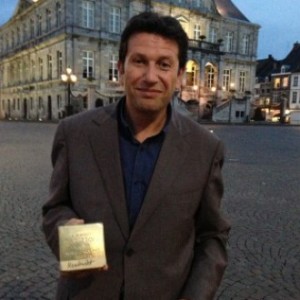 Voorzitter Dmitri Boutylkov van de Stichting Joods Cultureel Erfgoed met een Stolperstein (beeld: Kemal Rijken).