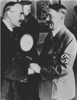 Chamberlain en Hitler schudden elkaar de hand na het sluiten van het Verdrag van Munchen (Beeld: Beyondbattleofbrother.com)