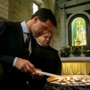 Rutte steekt kaarsjes aan in geboortekerk Jezus Christus te Jeruzalem (beeld: Rijksoverheid).