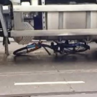 De fiets onder de vuilniswagen (beeld: AT5)