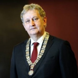 Burgemeester Van der Laan (beeld 3 voor 12).
