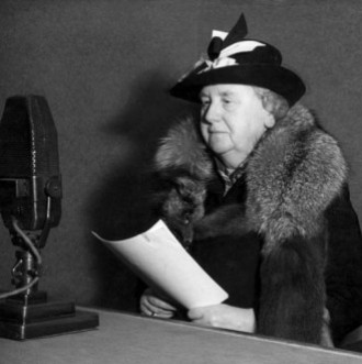 Koningin Wilhelmina spreekt het Nederlandse volk toe vanuit de Londense studio van Radio Oranje (beeld: wanttoknow).