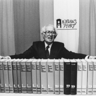 Loe de Jong in 1988 bij de presentatie van zijn boekwerk (beeld: niod).