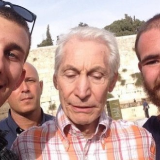 Charlie Watts met fans bij de Klaagmuur (Beeld: Times of Israel)