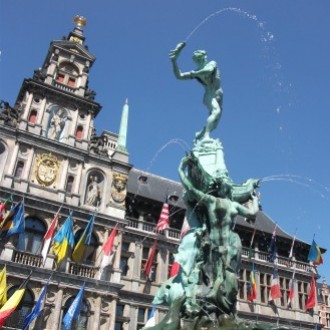 Het stadshuis van Antwerpen met het beeld van Brabo (beeld: wikipedia)