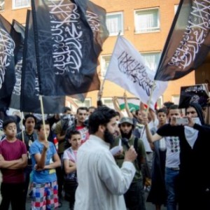 De anti-Joodse demonstratie van afgelopen zomer in de Haagse Schilderswijk (beeld: Den Haag FM)