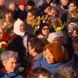 Joden en moslims die samen op het J.D. Meijerplein staan (beeld: AT5)