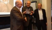 Michel Waterman presenteert het boek 'Canon van 700 jaar Joods Nederland' aan twee bestuursleden van de Henriette Boas Stichting