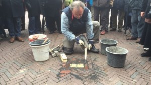 Balkenende bij eerste Stolpersteine in Middelburg