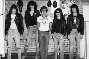 Danny Fields, midden, tussen de Ramones