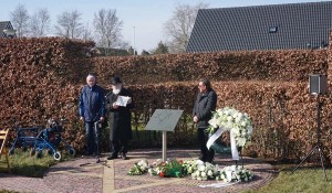 Herdenking bij Joods monument Wagenborgen