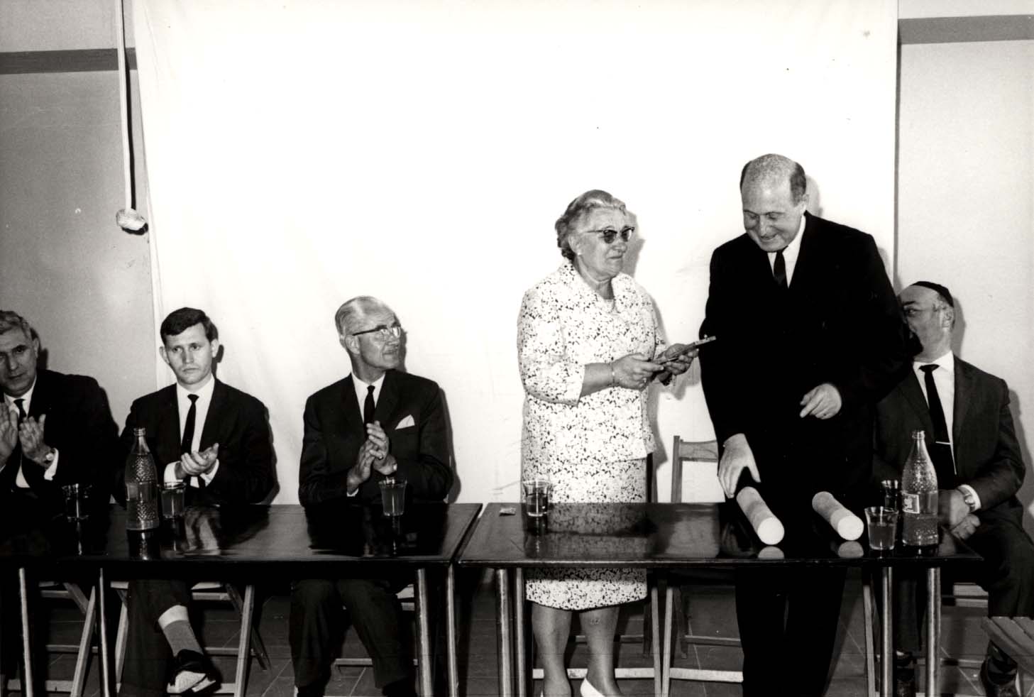 Wijsmuller ontvangt onderscheiding Rechtvaardige onder de volkeren, 1967.