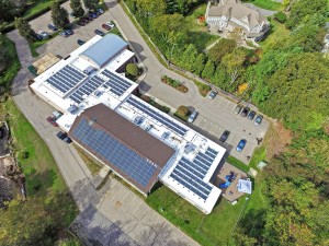 Zonnepanelen op sjoel Needham, Massachusetts