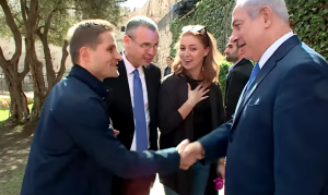 Netanyahu gidst drie miljoenste bezoeker rond