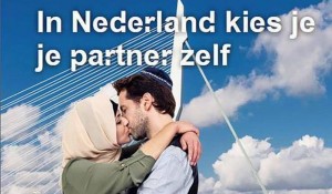 Kritiek op ‘zoenposter-campagne’ in Amsterdam