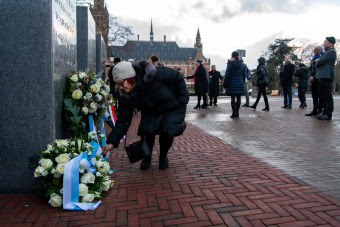 Den Haag houdt eerste herdenking Holocaust Memorial Day bij Vredespaleis