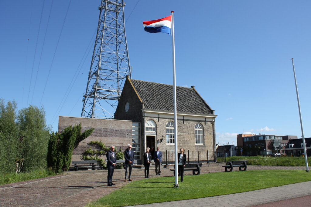 J.J. Groenenboom-Polak hijst vlag in Sliedrechtse Dijksynagoge (beeld: Stichting Dijksynagoge)