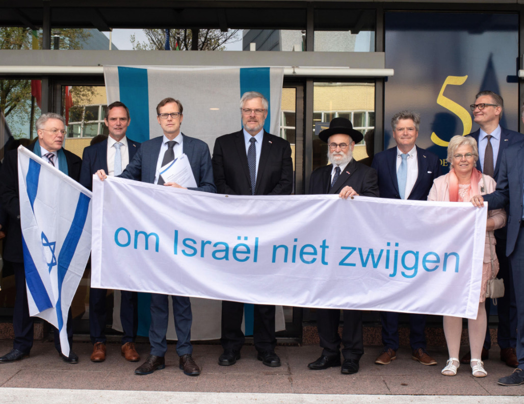 Drukte rond Israëlische ambassade Den Haag met pro- en anti-Israëlische groepen