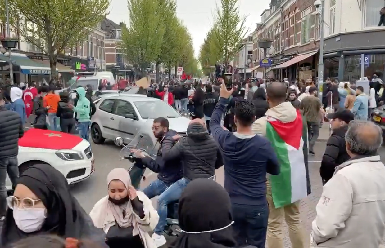 Pro-Palestijnse demo in Utrecht afgebroken om coronaregels, honderd mensen opgepakt