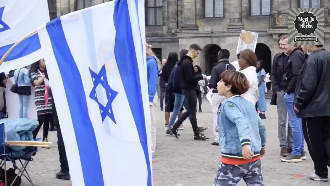 Grote verontwaardiging over spugend jongetje en Israëlische vlag