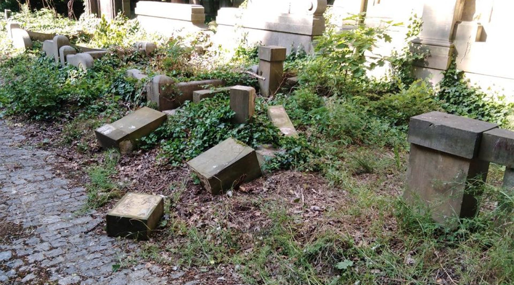 Poolse kinderen ploegen tientallen Joodse grafstenen om