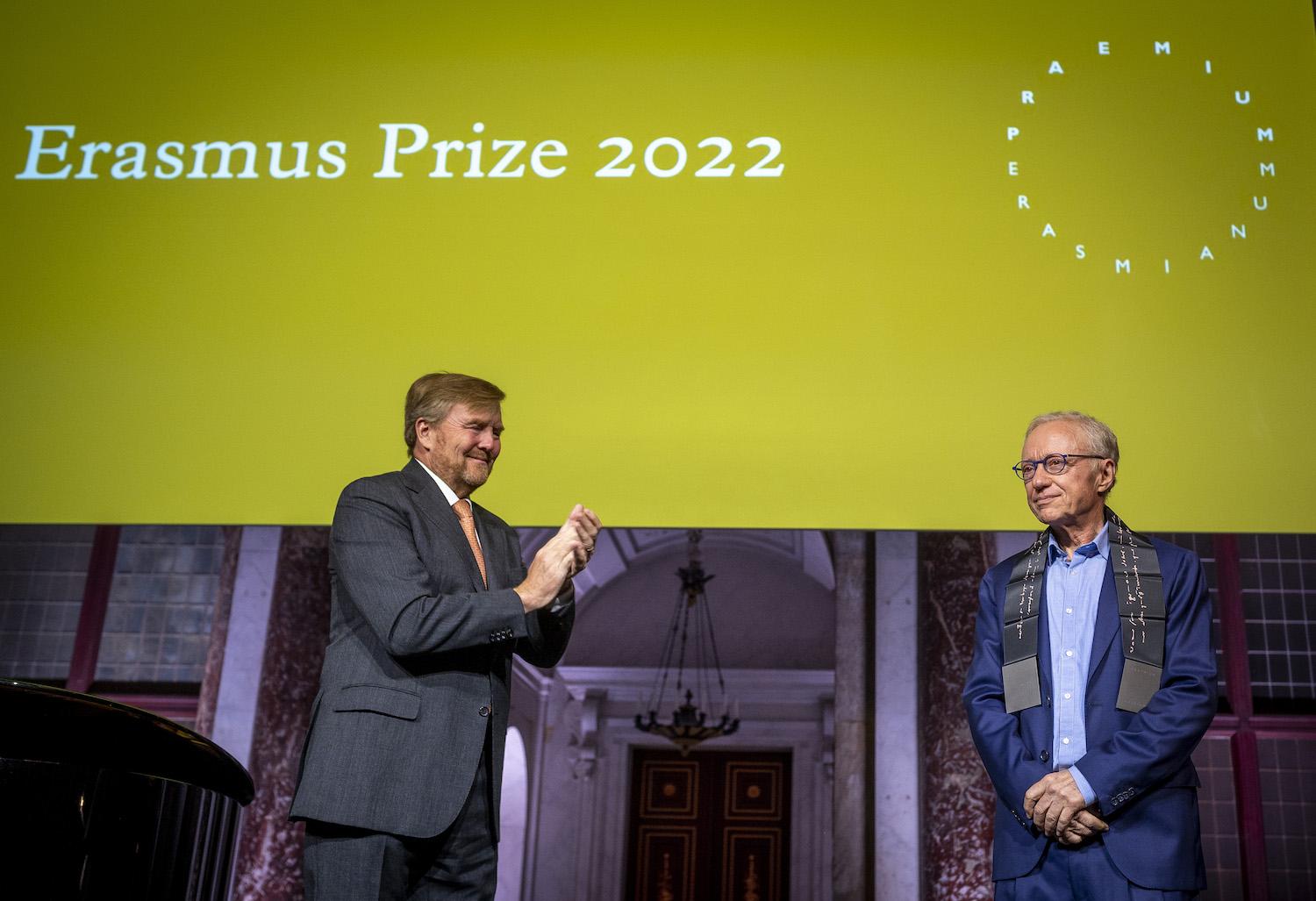 David Grossman neemt Erasmusprijs 2022 met ‘tikoen olam’ in ontvangst