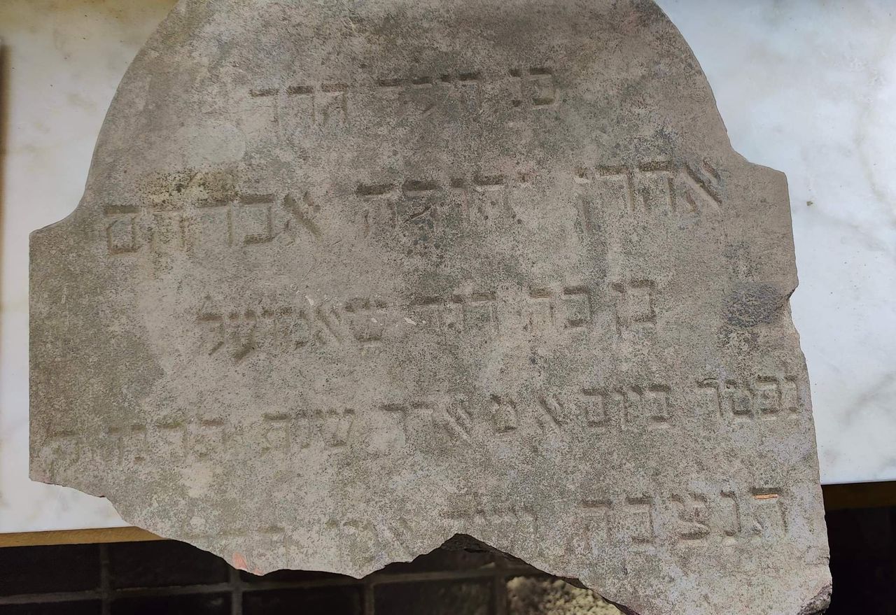 ‘Te vondeling gelegde’ oude Joodse grafsteen zorgt voor raadsels in Haaltert