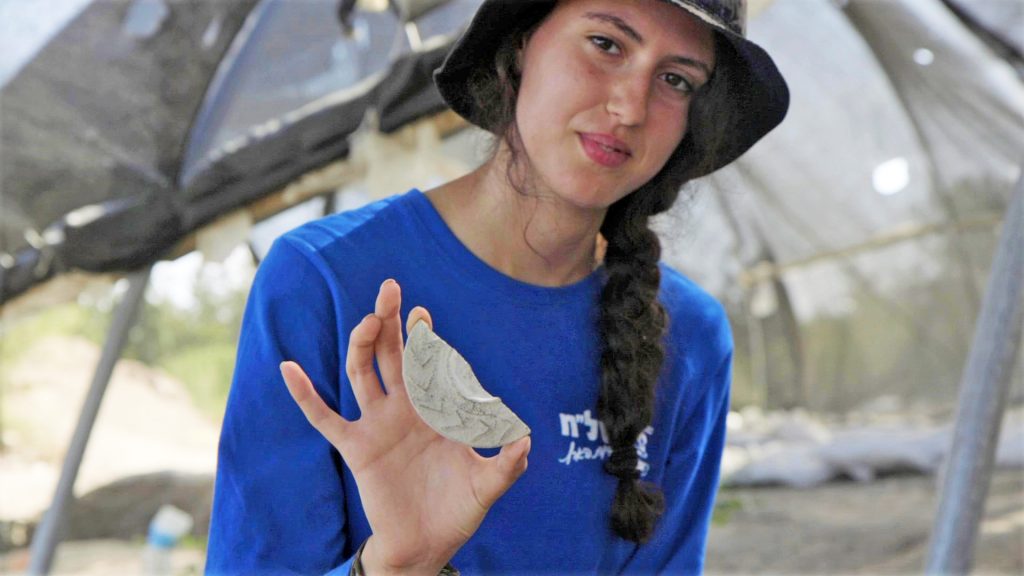 Israëlische scholier stuit op ‘magische spiegelplaat’ van 1.500 jaar oud