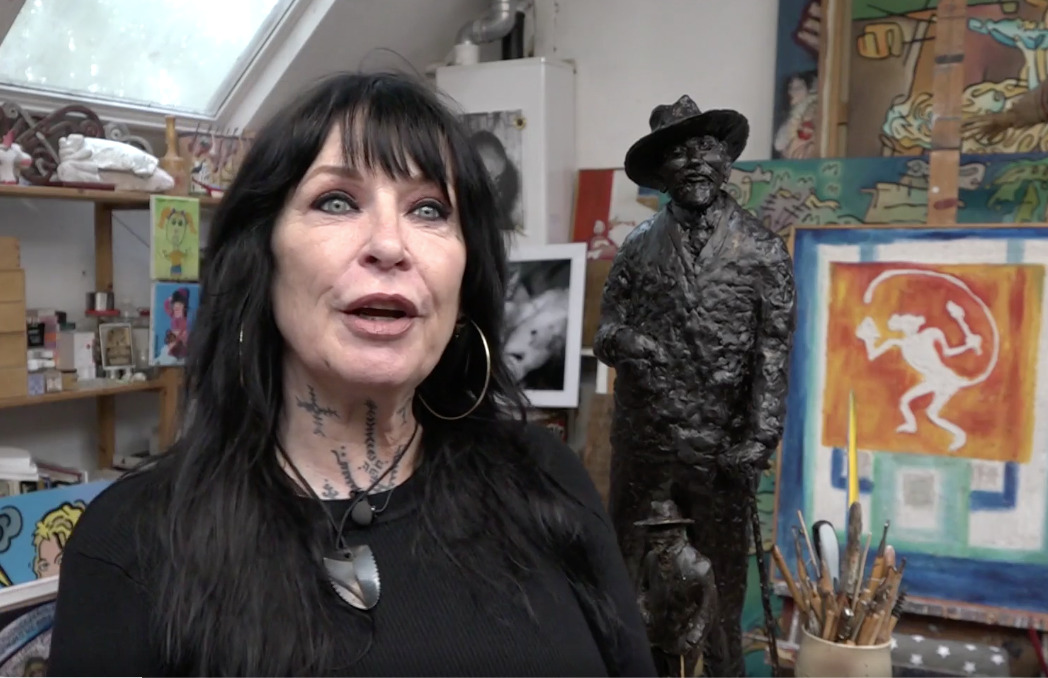 Vrouw van Tatookoning wil standbeeld bij huis voor vermoorde Joden