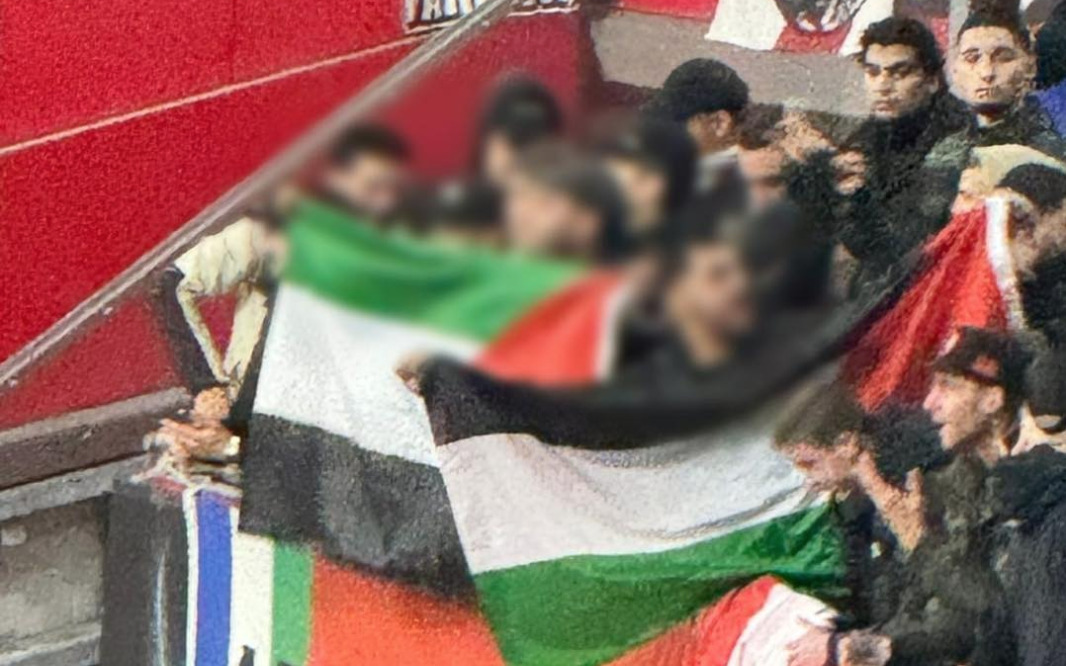 Ajax-fans slaags om Palestijnse vlaggen in Johan Cruijff ArenA