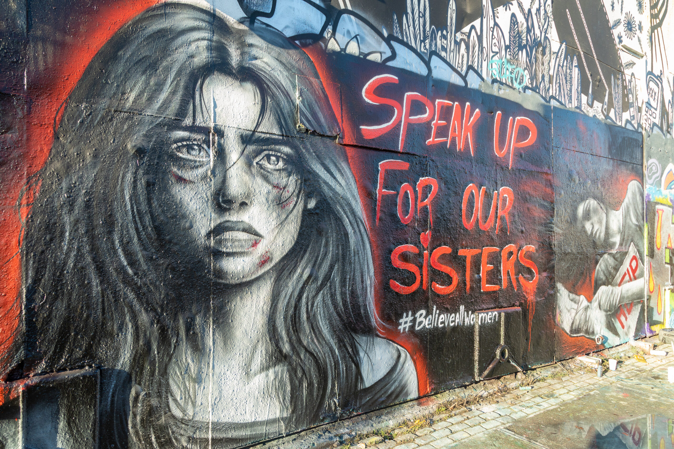 Graffiti-artiest komt op voor ontvoerde Israëlische vrouwen