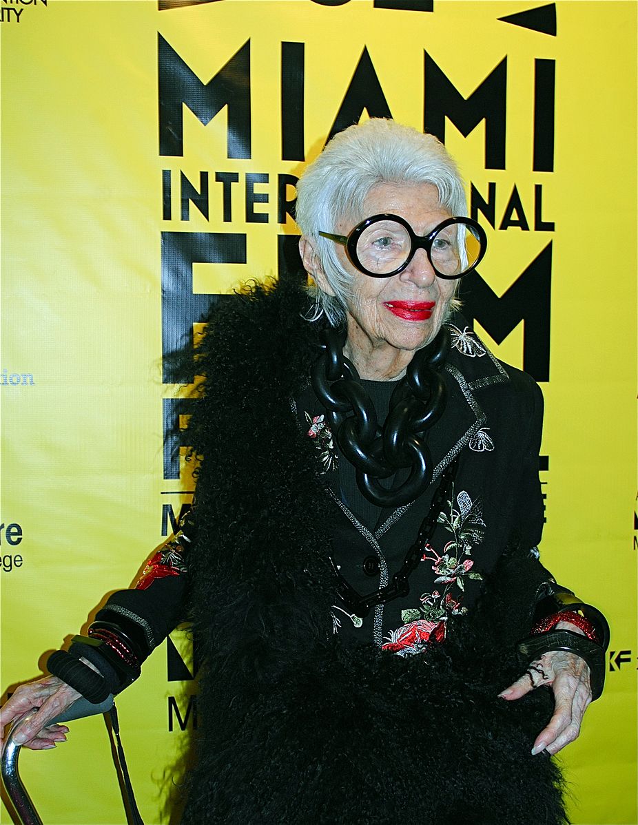 Iris Apfel in 2016 (beeld: Miami Film Festival, Tabercil, wikipedia coms, https://www.flickr.com/photos/55155430@N03/16733360409/, Creative Commons Attribution-Share Alike 2.0 Generic)