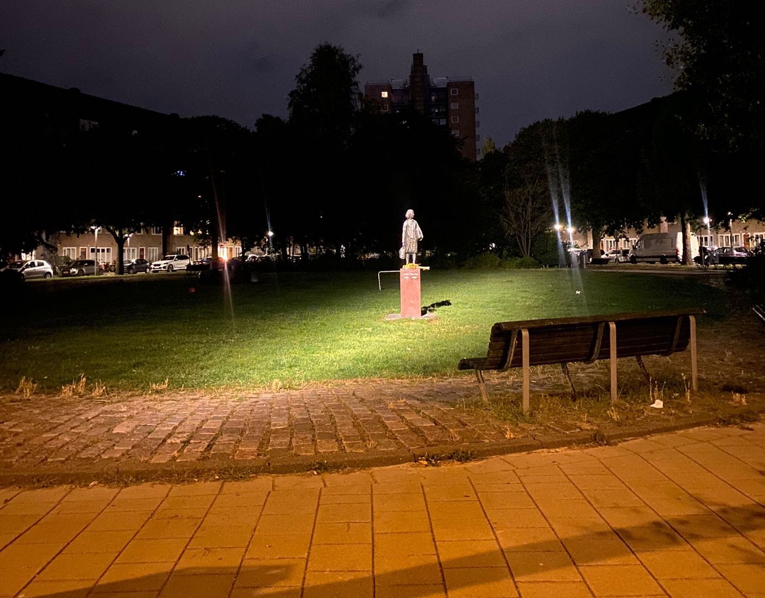 Beeld Anne Frank in het volle licht