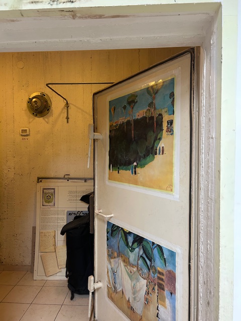 Ingang schuilkelder onder het Nahum Gutman museum.