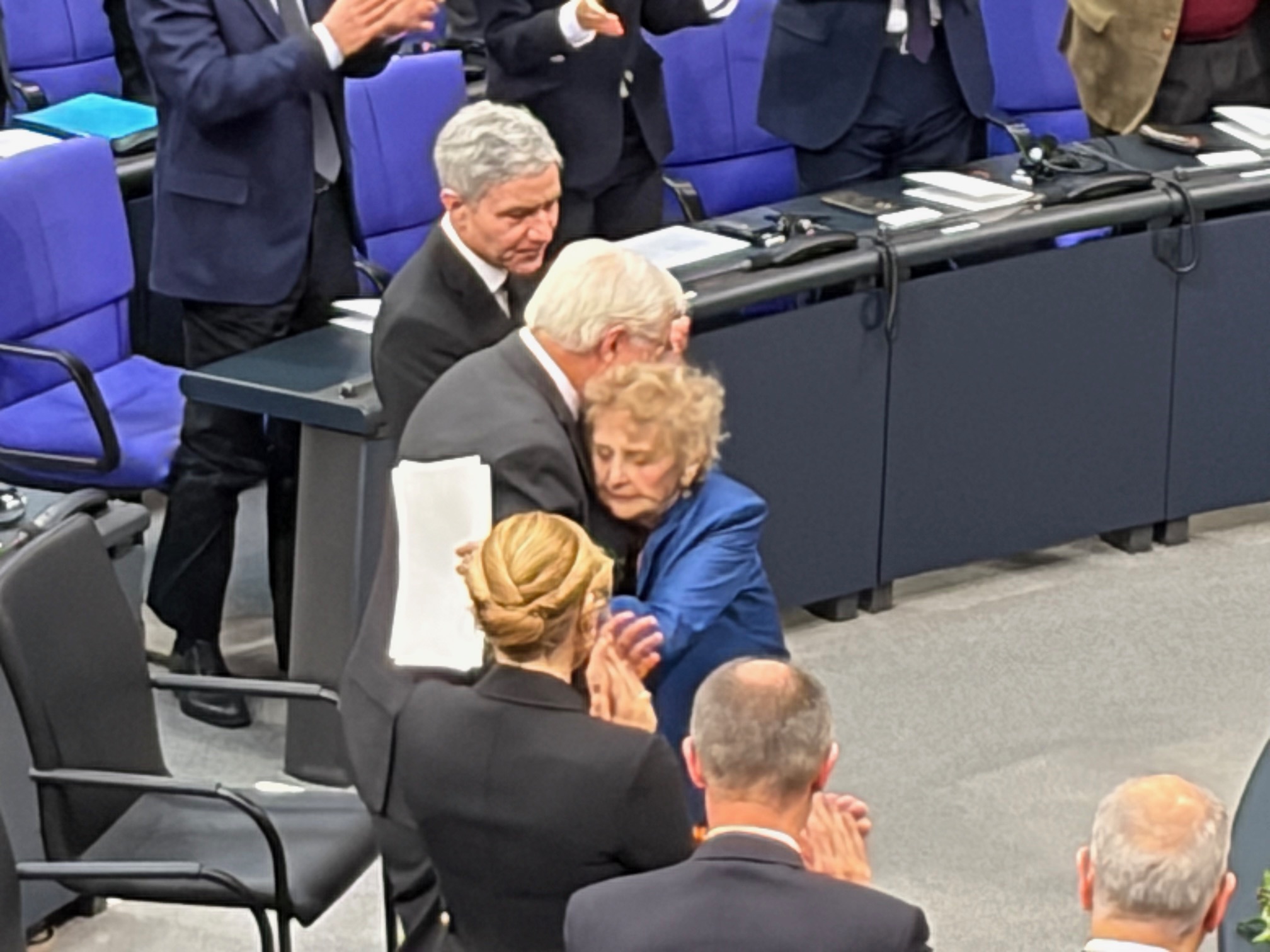 Tova Friedman vindt troost bij de Duitse president Steinmeier (beeld:. K. Rijken)