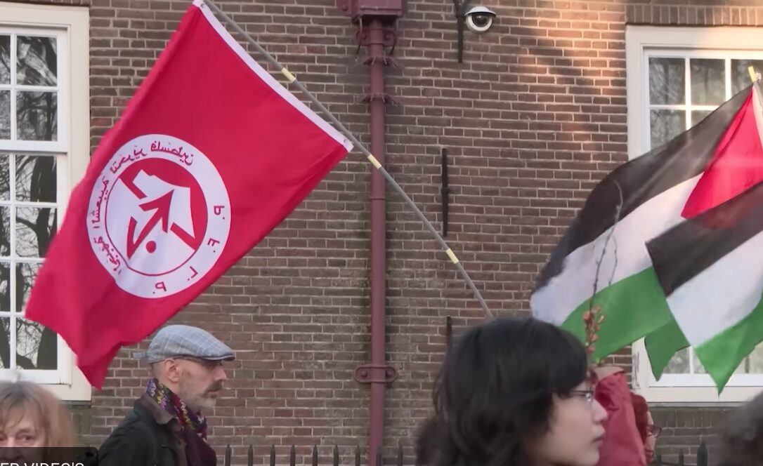 PFLP-vlag bij Dokwerker, herdenking Februaristaking (beeld: Powned, NPO. x.com)