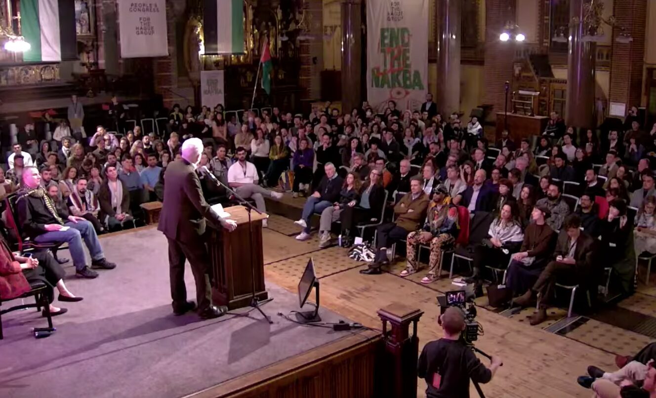 Jeremy Corbyn in Dominicuskerk Amsterdam (beeld: YouTube)