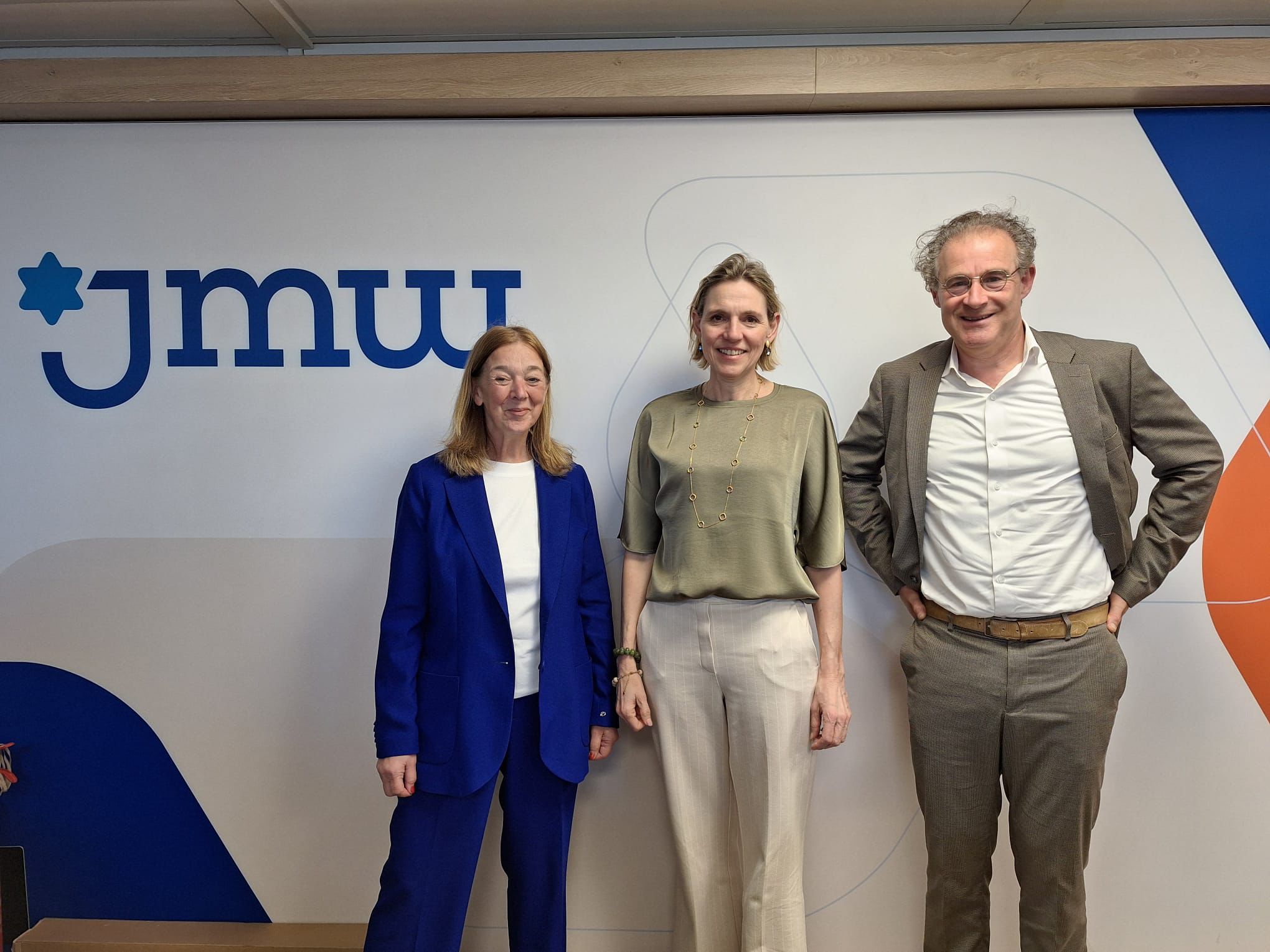 Directeur-bestuurder Margo Weerts van JMW, minister Mirjam Sterk, RvT-lid Ilan Roos van JMW (beeld: JMW)