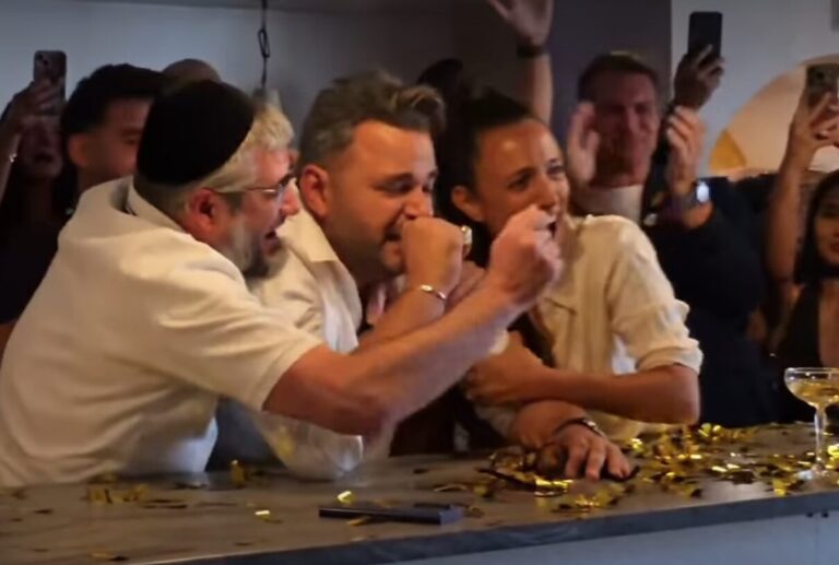 Shabtai met hersher en personeelslid viert Michelinster (beeld: Instagram)