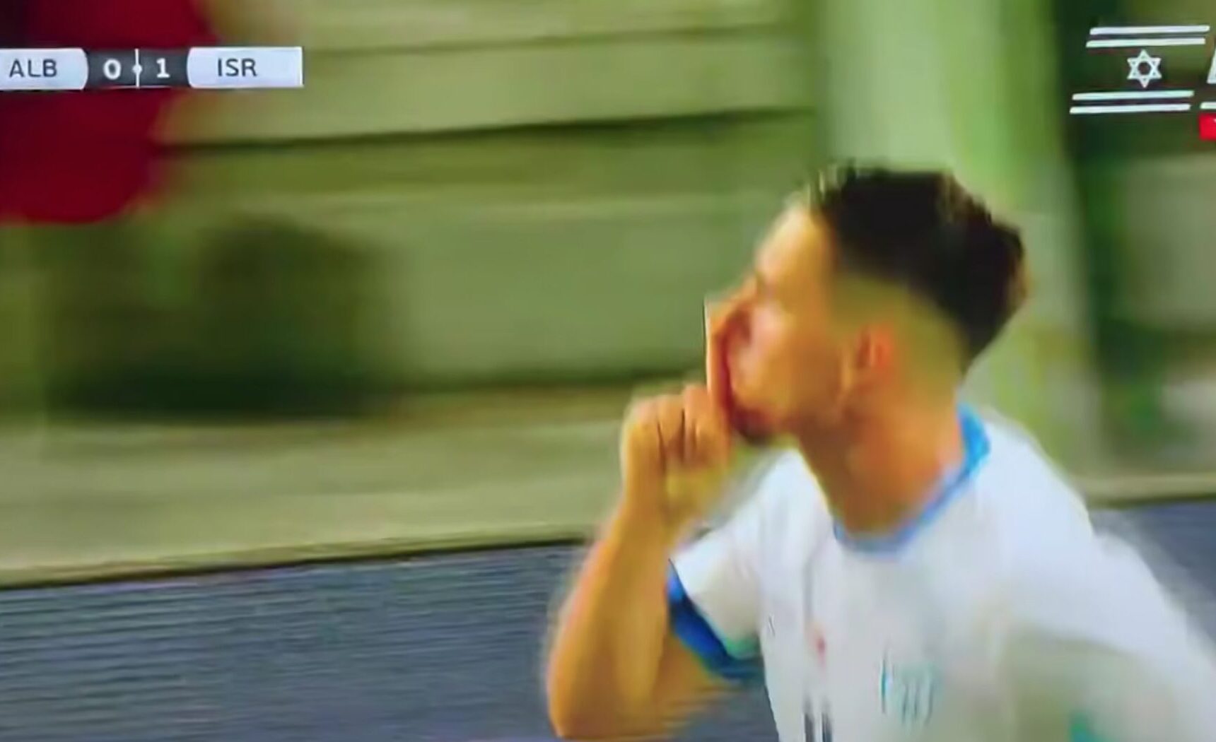 Oscar Gloukh maakt handgebaar tegen Albanezen, 2026 (beeld: YouTube)
