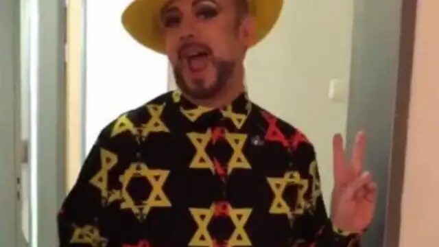 Boy George met Davidsterren (beeld: X.com)