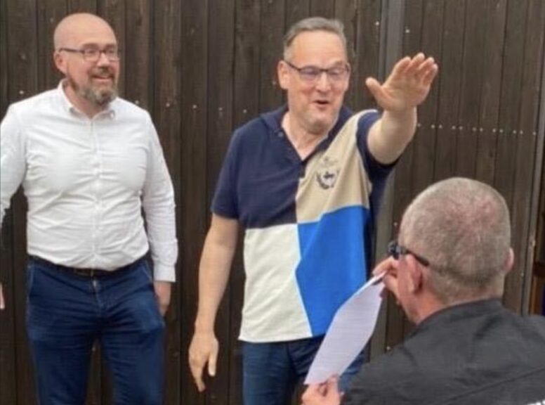 Martin Reichardt brengt vermeende Hitlergroet (beeld: Inside AfD, Axel Springer Verlag, X,com)