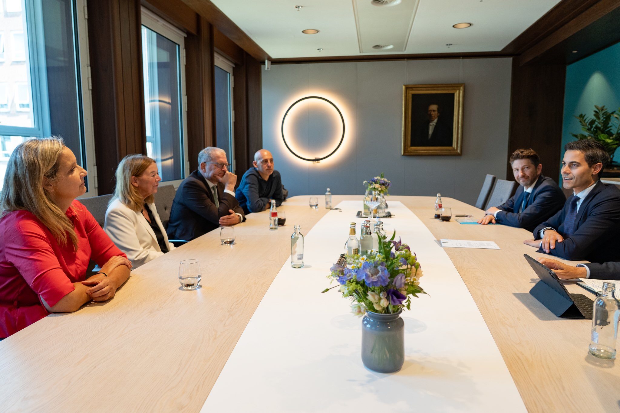 Joodse vertegenwoordigers op bezoek bij premier Jetten, jun 2026. V.l.n.r. Naomi Mestrum, Margo Weerts, Emile Schrijver, Jaïr Stranders, Eddo Verdoner, Rob Jetten (beeld: X.com, RVD)