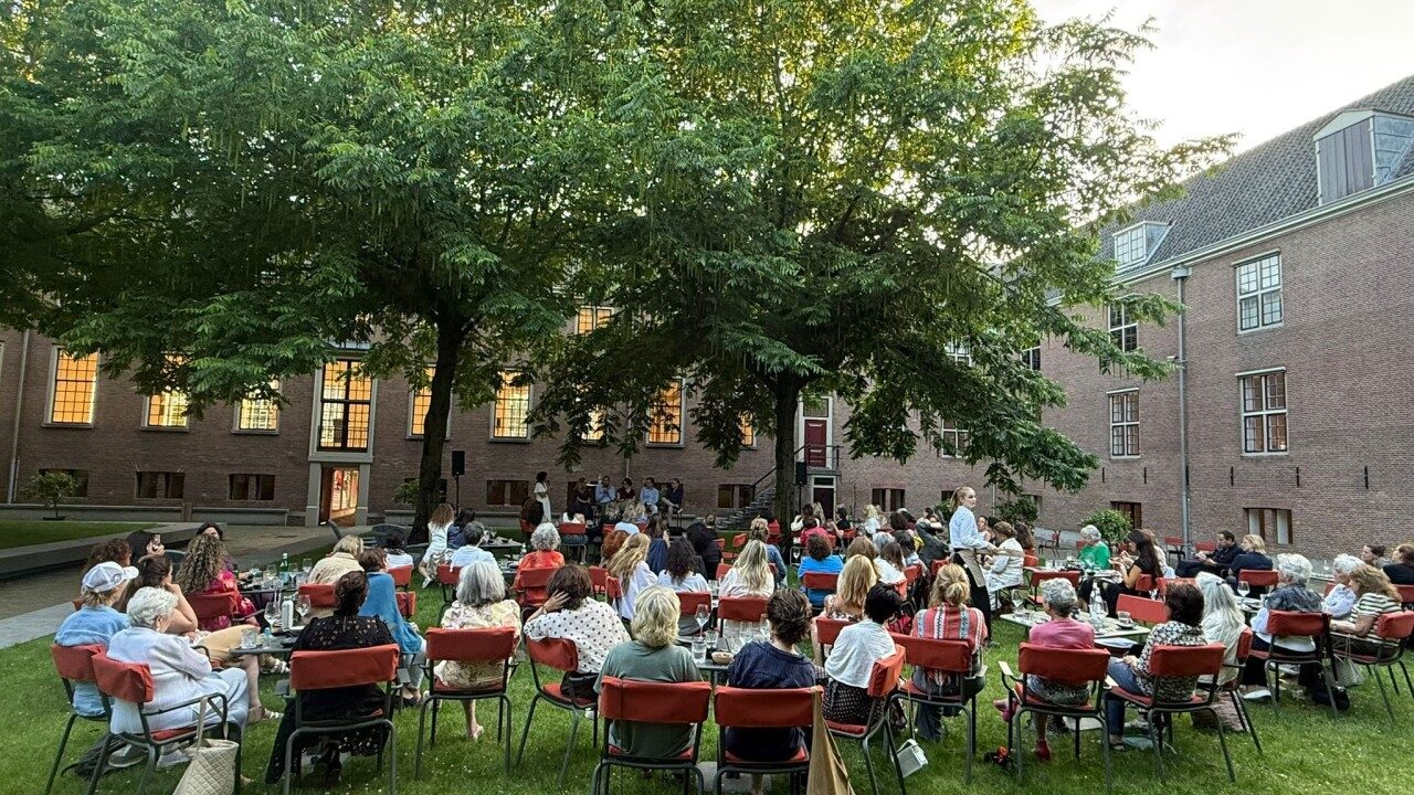 Bijeenkomst Maccabi Womans Circle over Roofkunst in Hart Museum (beeld: LinkedIn)