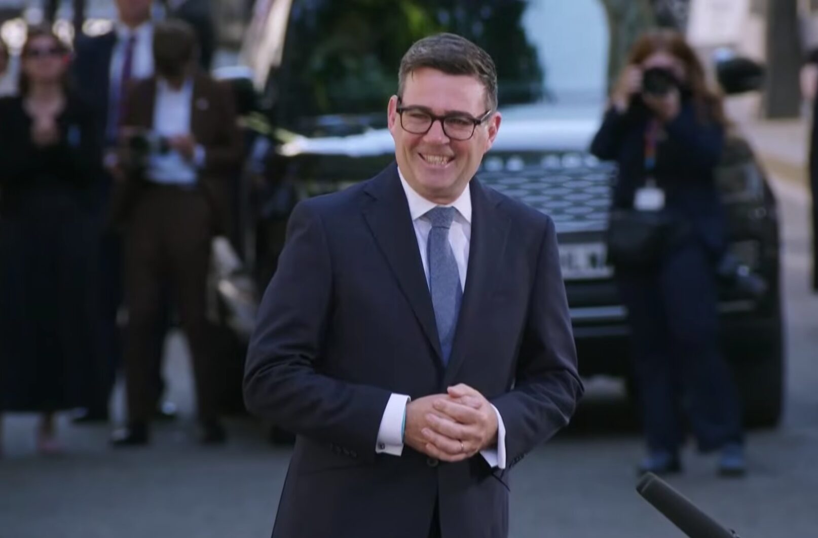 Premier Andy Burnham (beeld: The Guardian, YouTube)