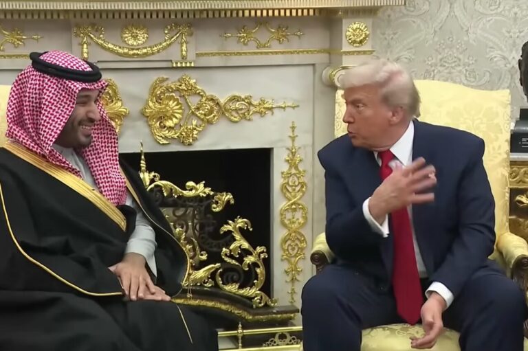 Saoedische kroonprins Mohammed Bin Salman bi Trump, 2025 (beeld: White House, YouTube)