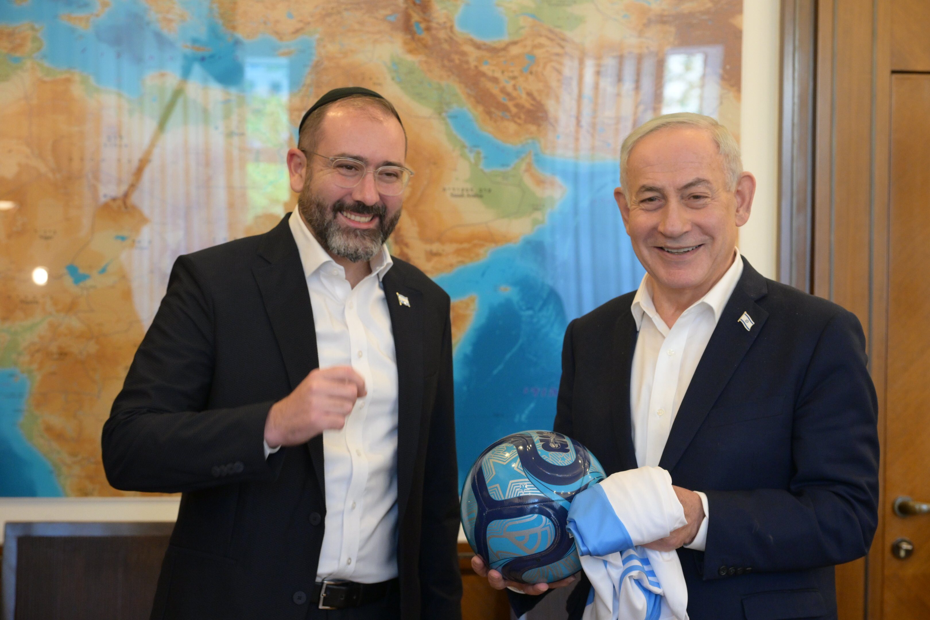Netanyahu omarmt Argentijns elftal, 2026 (beeld: GPO, X.com)