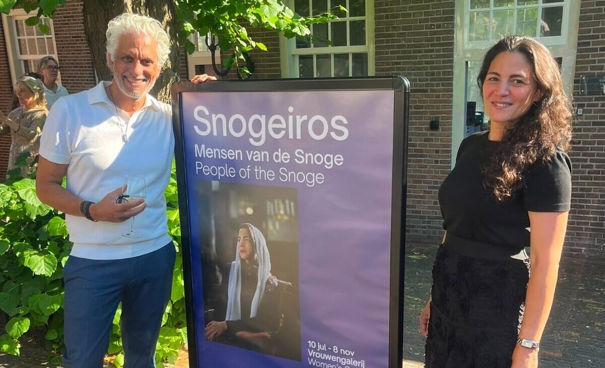 Links: Eyal Shmuel, rechts: Muriel Shmuel-Fraïm, 'de Mona Lisa van de tentoonstelling' die op het affiche te zien is (beeld: D. Samama)
