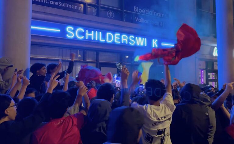 Rellen in de Schilderswijk. 'Hamas, alle Joden aan het gas!' (beeld: X.com)